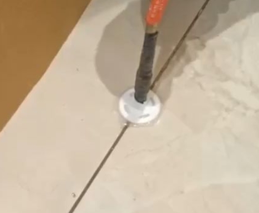 肃南瓷砖空鼓维修公司专业解答瓷砖在铺贴过程中，如果没有涂抹均匀到位的粘结材料（如水泥砂浆或瓷砖胶），可能会导致以下问题