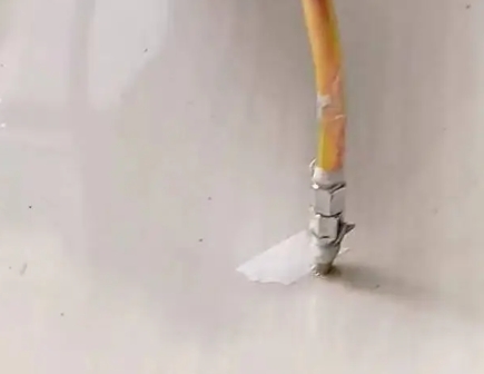 肃南瓷砖空鼓维修公司专业解答在瓷砖铺贴过程中，如果使用的砂料过粗（如全部使用了粗砂），可能会导致以下问题