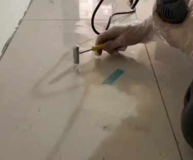 肃南瓷砖开裂维修公司专业分享瓷砖在铺贴前如果没有沥干水分，将会导致以下问题